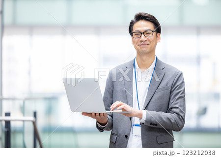 オフィスでパソコンを使って働く男性のエンジニア オフィスでパソコンを使って働く男性のエンジニア 123212038