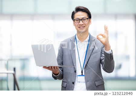 オフィスでパソコンを使って働く男性のエンジニア オフィスでパソコンを使って働く男性のエンジニア 123212040