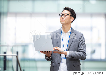 エンジニアの男性 123212041