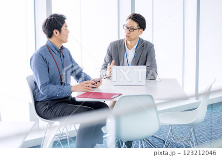 会議をするビジネスマン 123212046