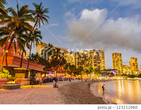 ハワイ　ワイキキビーチ　夕夜景 123212060