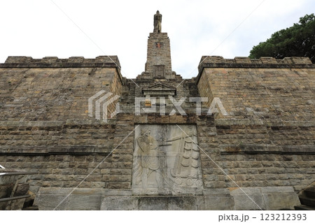 バスク地方ゲタリアのエルカノ記念塔 123212393