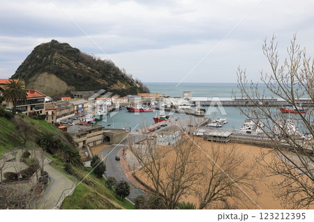 バスク地方ゲタリアのエルカノ記念塔から見た漁港 123212395