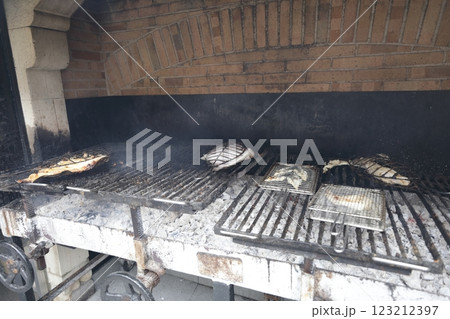 バスク地方ゲタリアのエルカノの炭火焼きコンロ バスク地方ゲタリアのエルカノの炭火焼きコンロ 123212397
