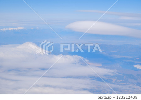 飛行機から見た富士山の吊るし雲の状況風景 123212439