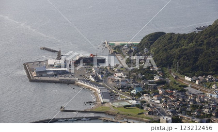 金谷港（千葉県富津市）に入った東京湾フェリーとJR内房線の電車、鋸山山頂展望台から撮影 123212456