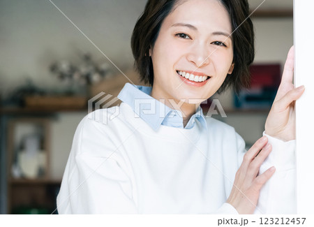 窓の外を見る女性 123212457