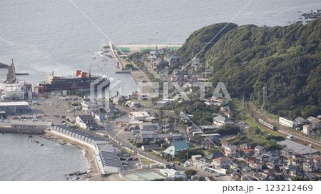 金谷港（千葉県富津市）に入った東京湾フェリーとJR内房線の電車、鋸山山頂展望台から撮影 123212469