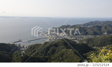 金谷港（千葉県富津市）とJR浜金谷駅周辺の風景、鋸山山頂展望台から撮影 123212524