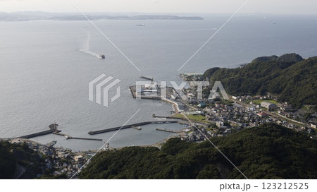 金谷港（千葉県富津市）に向かう東京湾フェリーとJR浜金谷駅周辺の風景、鋸山山頂展望台から撮影 123212525