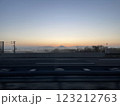 東北道、旅の始まりを告げる美しい朝の風景 123212763