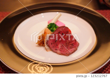 コース料理の前菜として出されるローストビーフが乗せられた黒縁の皿 コース料理の前菜として出されるローストビーフが乗せられた黒縁の皿 123212767