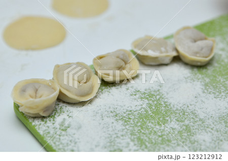 Making Russian dumplings with meat 123212912