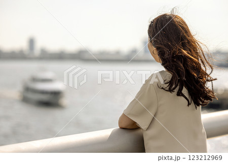 海を見つめる若い女性 123212969