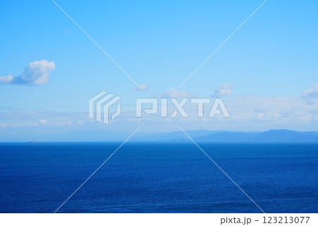 淡路島の洲本市から見る大阪湾の風景と遠くに小さく浮かぶ船【2月】 123213077