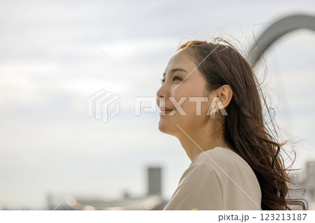 遠くを眺める女性 123213187