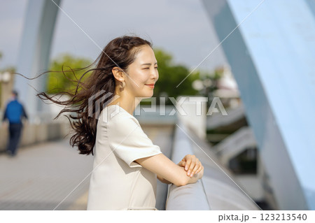 遠くを眺める女性 123213540