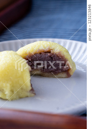 トレイに乗せた会津柳津名物あわまんじゅう（縦） 123213846