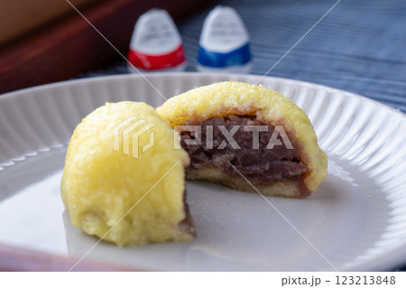 会津柳津名物あわまんじゅうと起き上がり小法師（横） 123213848