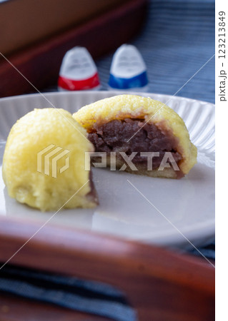 会津柳津名物あわまんじゅうと起き上がり小法師（縦） 123213849