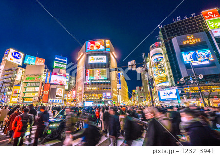 日本の東京都市景観立ち往生する車増加…外国人観光客らで大混雑する渋谷スクランブル交差点、マ姿が… 日本の東京都市景観立ち往生する車増加…外国人観光客らで大混雑する渋谷スクランブル交差点、マ姿が… 123213941