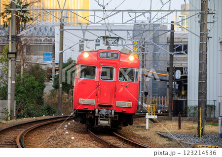 刈谷駅付近を走る名鉄6000系電車 123214536