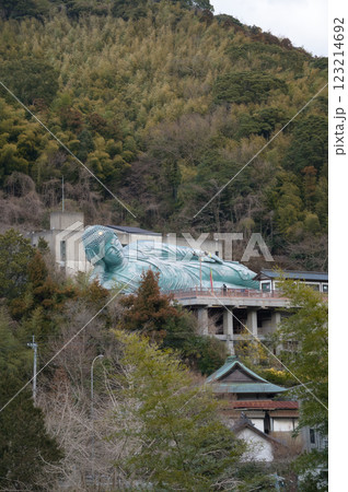 山間の涅槃像 123214692