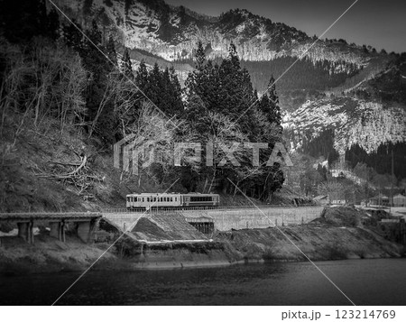 只見川第八橋梁を過ぎ会津塩沢駅へ向かう只見線～早春の風景～ 123214769