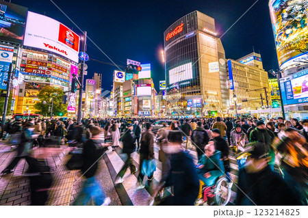 日本の東京都市景観立ち往生する車増加…外国人観光客らで大混雑する渋谷スクランブル交差点、マ姿が… 日本の東京都市景観立ち往生する車増加…外国人観光客らで大混雑する渋谷スクランブル交差点、マ姿が… 123214825