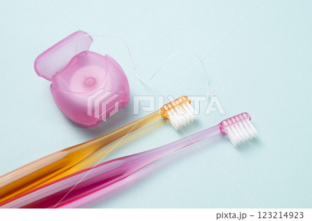 デンタルフロスと歯ブラシ 123214923