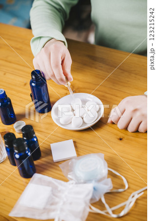 アロマテラピーでリラックスする女性の手 123215242