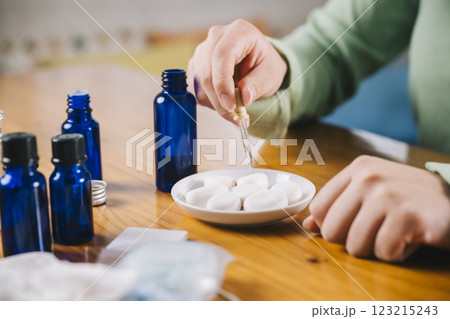 アロマテラピーでリラックスする女性の手 123215243