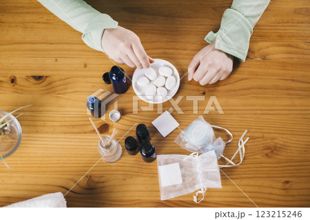 アロマテラピーでリラックスする女性の手 アロマテラピーでリラックスする女性の手 123215246