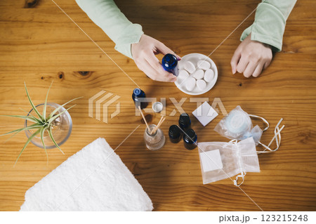 アロマテラピーでリラックスする女性の手 アロマテラピーでリラックスする女性の手 123215248