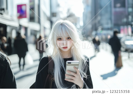 スマートフォンを使う白い髪の女の子 123215358