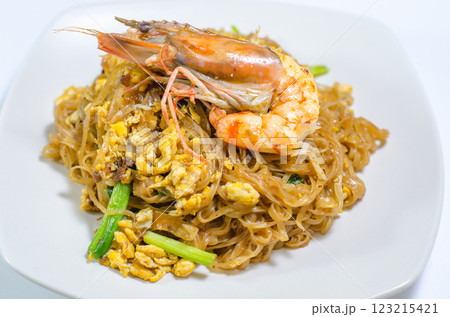 Korat stir fried noodle with king prawns isolated on white background Korat stir fried noodle with king prawns isolated on white background 123215421