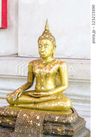 Golden Buddha statue in serene meditation pose Golden Buddha statue in serene meditation pose 123215890