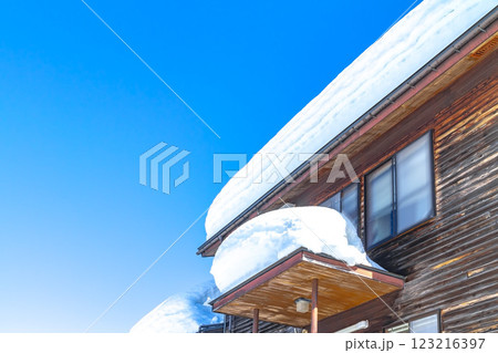 雪の積もった朝の家の風景 雪の積もった朝の家の風景 123216397