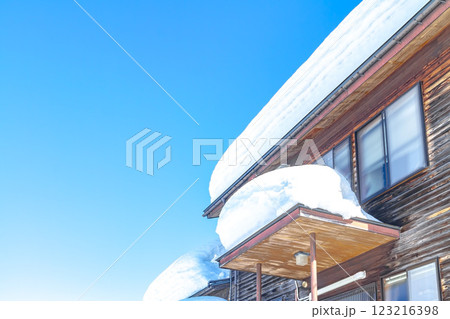 雪の積もった朝の家の風景 123216398