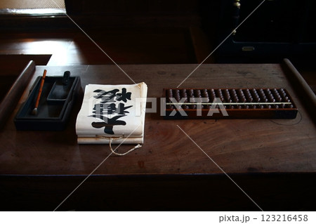 昔の問屋の帳簿、ソロバン、墨など 昔の問屋の帳簿、ソロバン、墨など 123216458