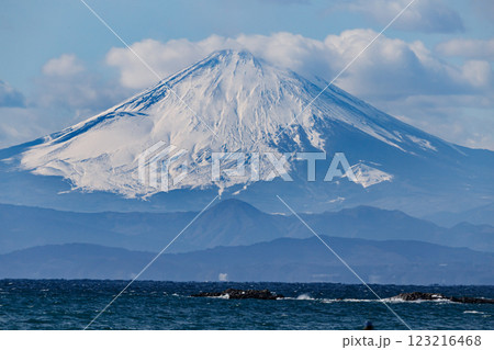 雪積もる冬の富士山 123216468