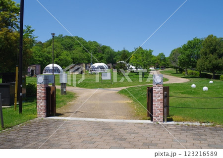 備北丘陵公園ビジターセンター前広場の景色 123216589