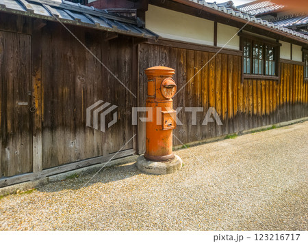 昭和レトロを感じる郵便ポストのある町並みの景色 昭和レトロを感じる郵便ポストのある町並みの景色 123216717