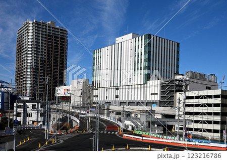 工事中の鴨居上飯田線の風景 123216786