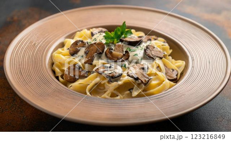 vクリームソースとキノコの濃厚パスタ5 123216849