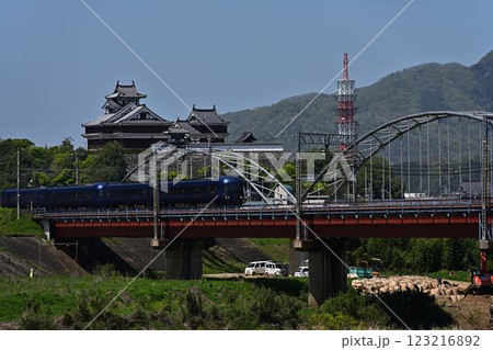 鉄橋を渡る 丹後旧あおまつ号 123216892