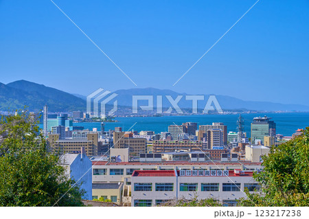 滋賀県大津市朝日が丘の大津SA(上り)の展望台から琵琶湖方面の風景 123217238