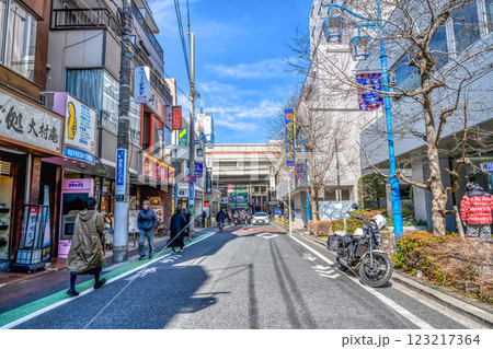 東京都渋谷区の都市風景　幡ヶ谷駅 123217364