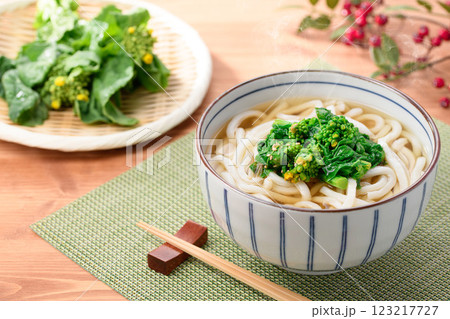 春の味覚 菜の花のうどん 春の味覚 菜の花のうどん 123217727