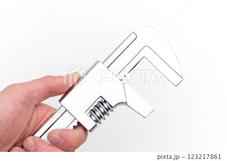 モーターレンチを握る手 123217861